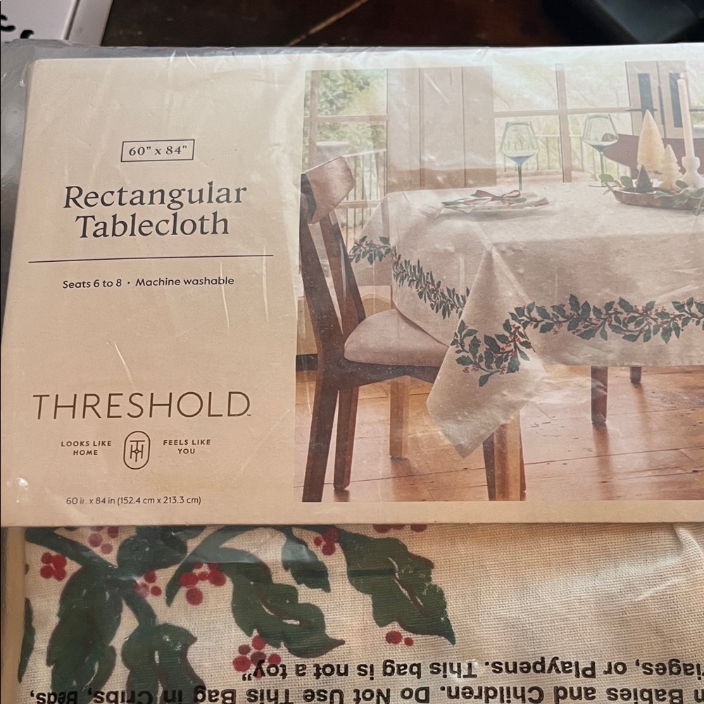 Threshold Rectangular Tablecloth with Green and Red Leaf Pattern